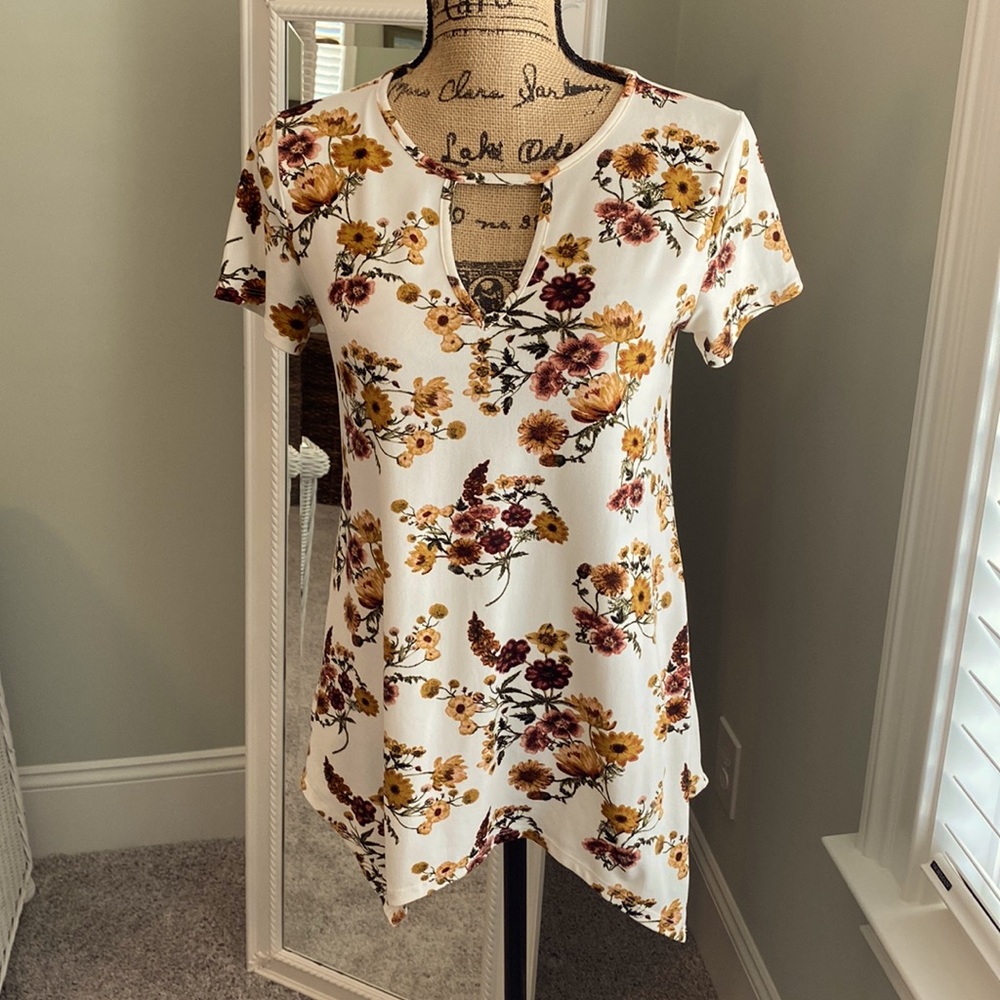 Daytrip floral Fall peep hole top, size small.
